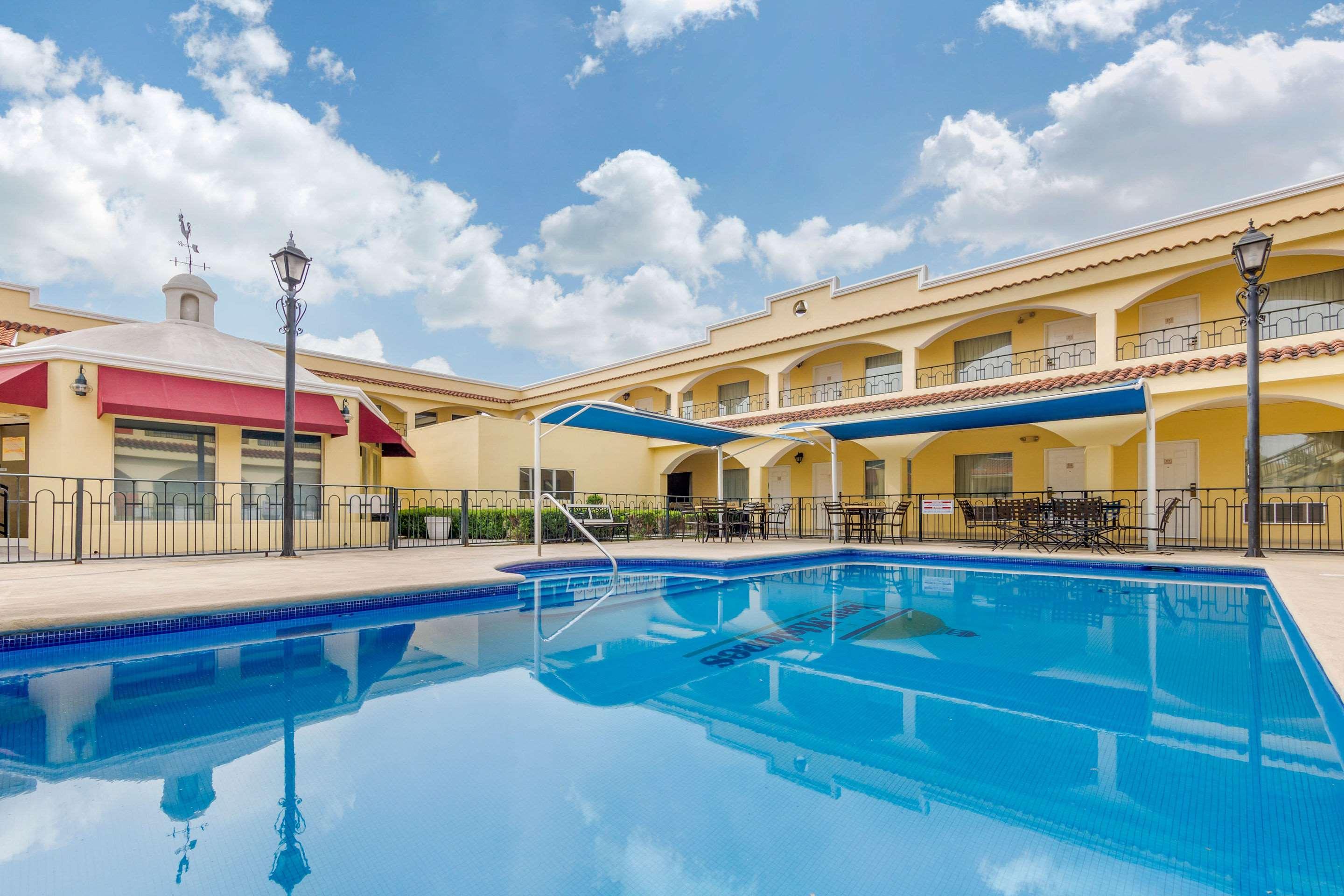 Comfort Inn Monclova Bagian luar foto